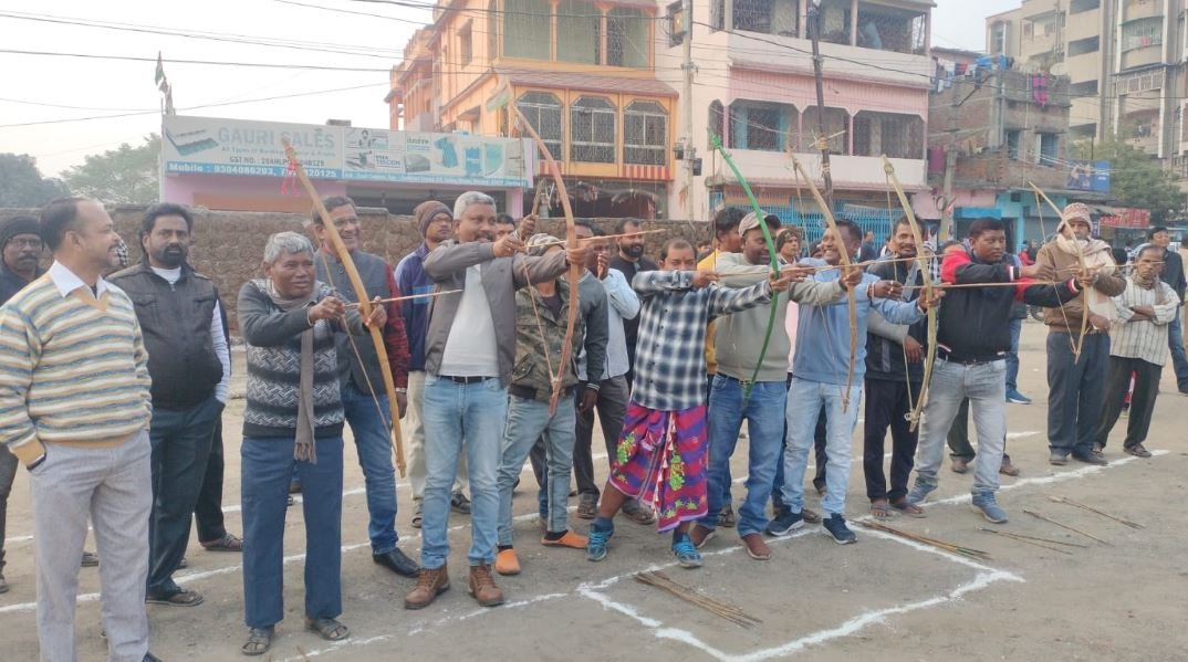 Dhanbad : सोहराय संक्रांति समापन समारोह के मौके पर तीरंदाजी प्रतियोगिता का आयोजन