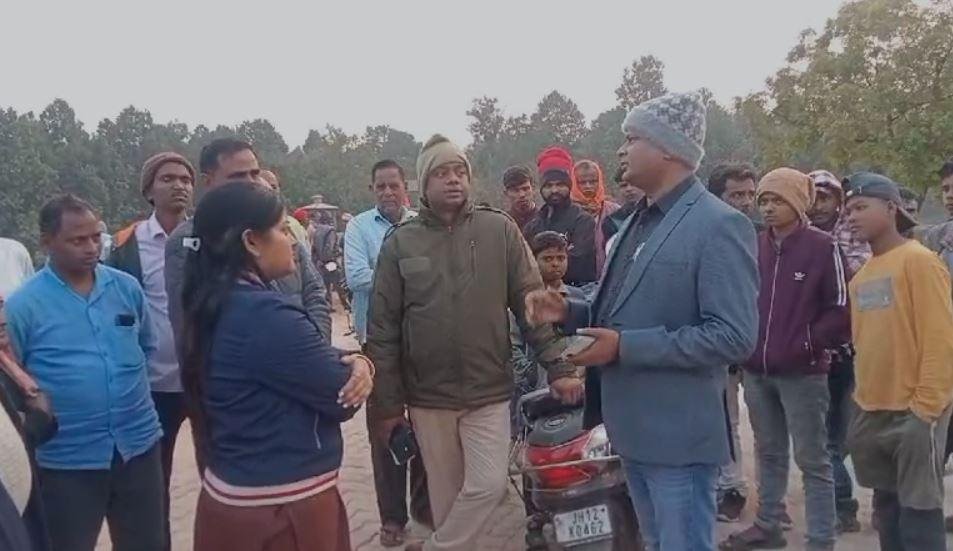 Giridih : खम्भरा डैम में नहाने के दौरान डूबा शख्स, शव की खोजबीन जारी... Giridih : घटना के बाद मौके पर पहुंचे आला अधिकारी