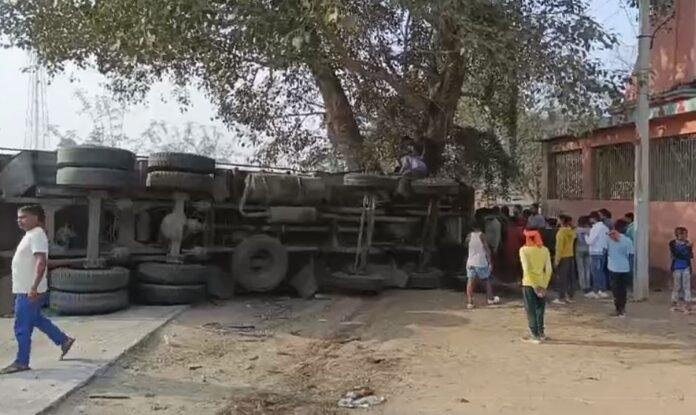 त5ूह-min Hazaribagh Breaking : अनियंत्रित होकर सड़क किनारे पलटी ट्रेलर, चालक-उपचालक के दबे होने की सूचना...