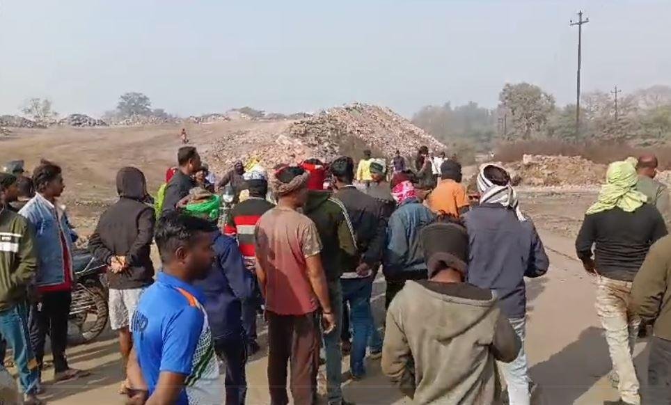 Dhanbad : अलकडीहा और जोरापोखर थाना क्षेत्र में धड़ल्ले से चल रहा अवैध कोयले की तस्करी, ग्रामीणो ने कर दिया.. Dhanbad : विरोध करते ग्रामीण