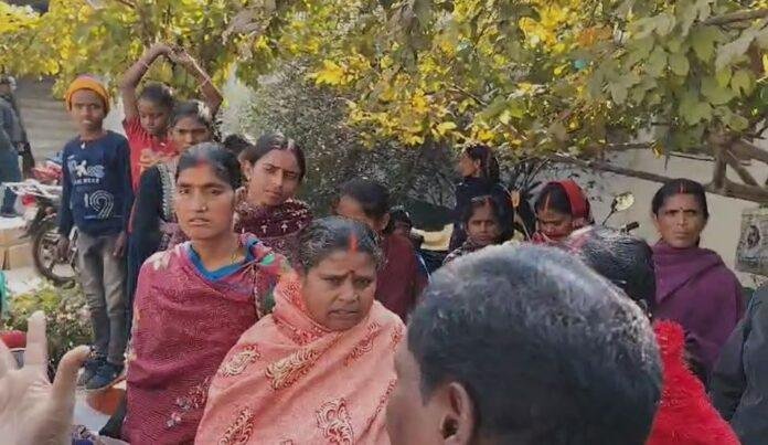 Giridih : आधार सेंटर पर अवैध वसूली का आरोप, महिलाओं ने खूब किया हंगामा...