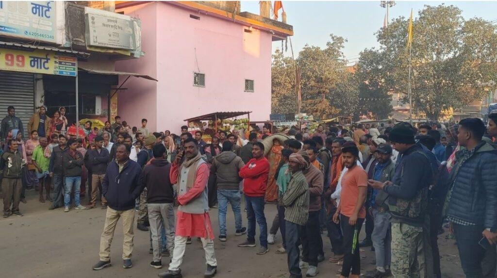 Hazaribagh : घटना के बाद लोगों की जुटी भीड़