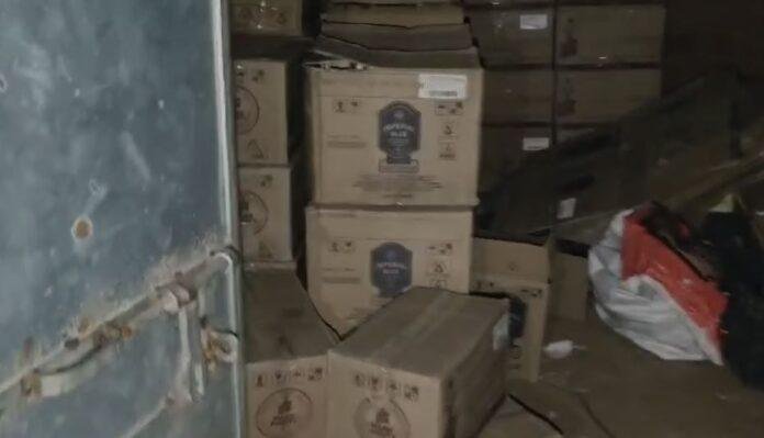 Dhanbad Breaking : ईंट भठ्ठे की आड़ में चल रही थी अवैध शराब की फैक्ट्री, उत्पाद विभाग की छापेमारी, भारी मात्रा में शराब बरामद...