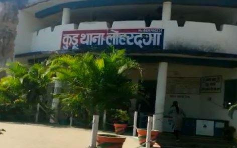 Lohardaga Firing : कुड़ू बस स्टैंड में दिनदहाड़े गोलीबारी से मचा हड़कंप, एक गंभीर...