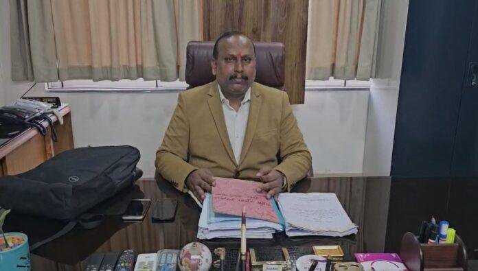 तीहगच-min Hazaribagh DCLR राजकिशोर प्रसाद ने आज स्वतः सदर एसडीएम का पदभार किया ग्रहण...