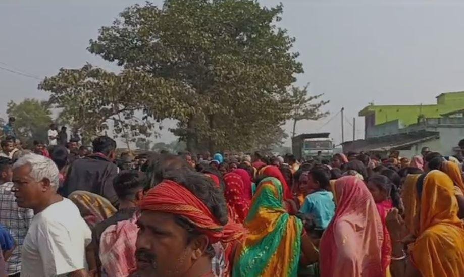 Godda Accident : ट्रक ने बाइक सवार को कुचला, बोहा पंचायत समिति सदस्य की मौत... Godda Accident : घटना के बाद ग्रामीणों कर दिया सड़क जाम