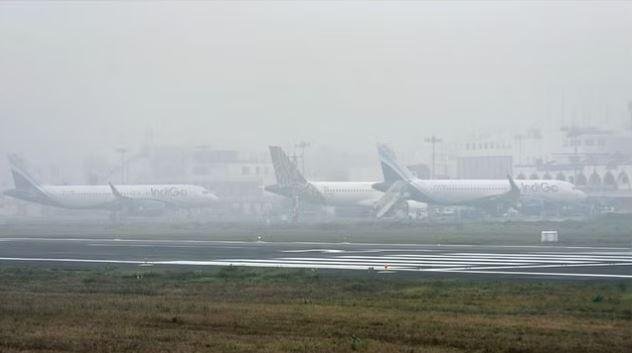  दिल्ली एयरपोर्ट पर शुक्रवार को कोहरे के चलते उड़ानों में हुई देरी। 