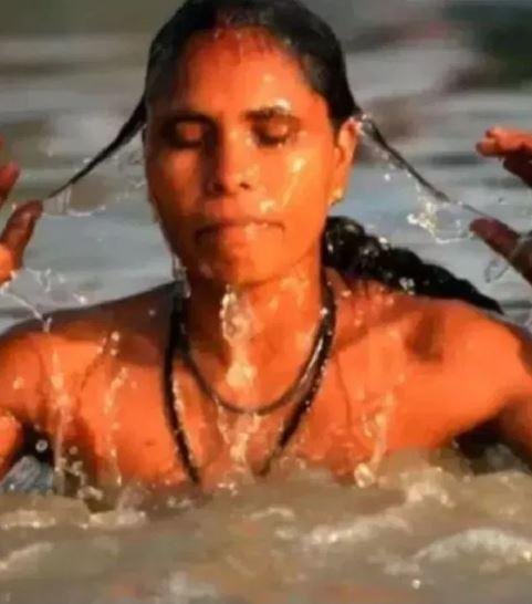 संगम में डुबकी लगाती नागा साध्वी