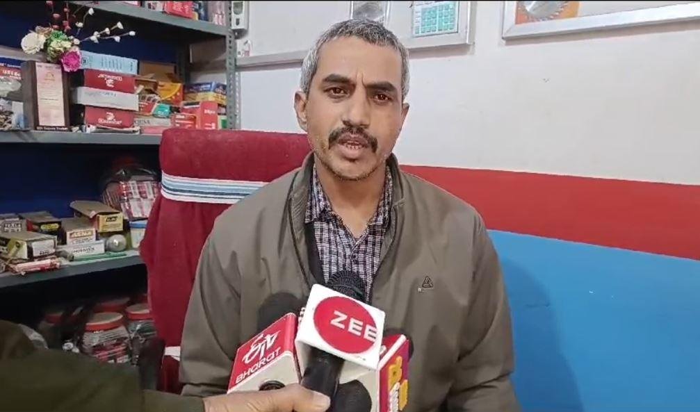 Koderma : मंदिर निर्माण के बहाने जमीन हड़पने की कोशिश, धारा-163 लागू... | 22Scope News Koderma : घटना के बारे में बताता भुक्तभोगी