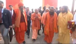 प्रयागराज में महाकुंभ 2025 के लिए पहुंचे साधु संतों से मिलने पहुंचे सीएम योगी आदित्यनाथ। 