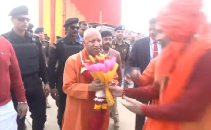 प्रयागराज में महाकुंभ 2025 के लिए पहुंचे साधु संतों से मिलने पहुंचे सीएम योगी आदित्यनाथ।