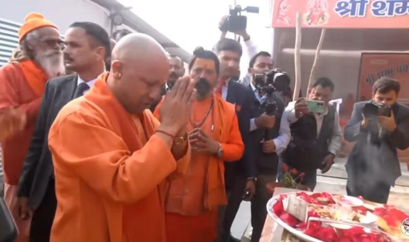 प्रयागराज में महाकुंभ 2025 के लिए पहुंचे साधु संतों से मिलने पहुंचे सीएम योगी आदित्यनाथ।