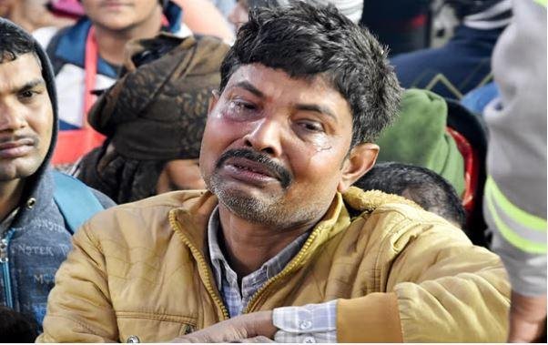 महाकुंभ में भगदड़ हादसे में मरने वाले 24 अज्ञात श्रद्धालुओं के पोस्टर हुए चस्पा भगदड़ में खोए अपनों की तलाश में मेला अधिकारियों से गुहार करता बेबस श्रद्धालु।