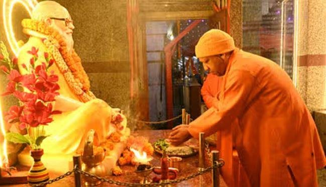 मकर  संक्रांति पर गोरखपुर में बाबा गोरखनाथ को खिचड़ी चढ़ाते हुए सीएम योगी आदित्यनाथ। 