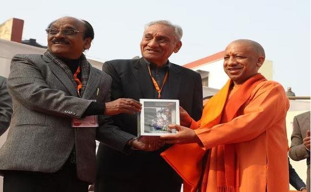 शुक्रवार को प्रयागराज में सीएम योगी के साथ उत्तराखंड के पूर्व सीएम विजय बहुगुणा और यूपी के पूर्व सीएम के पुत्र शेखर बहुगुणा।
