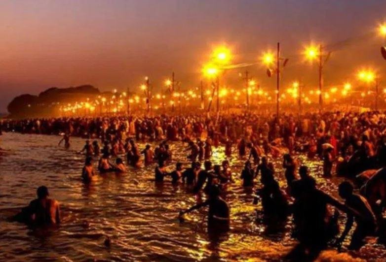 यूपी के प्रयागराज में महाकुंभ के शुभारंभ से एक दिन पहले संगम में डुबकी लगाते श्रद्धालु।