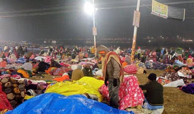 महाकुंभ 2025 में अमृत स्नान के दौरान 10 बजे तक 1.38 करोड़ ने लगाई डुबकी, हुुई पुष्पवर्षा | 22Scope News मंगलवाल को अमृत स्नान से पहले संगम क्षेत्र में घाट किनारे का नजारा।