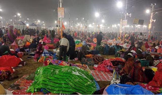 महाकुंभ 2025 में अमृत स्नान के दौरान 10 बजे तक 1.38 करोड़ ने लगाई डुबकी, हुुई पुष्पवर्षा | 22Scope News मंगलवाल को अमृत स्नान से पहले संगम क्षेत्र में घाट किनारे का नजारा।