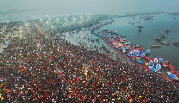 महाकुंभ 2025 के शुभारंभ को पीएम मोदी ने बताया - खास दिन 4 22Scope News महाकुंभ 2025 के भव्य आगाज पर सोमवार को संगम तट का विहंगम दृश्य।