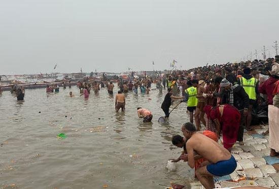 महाकुंभ 2025 के पहले दिन सोमवार को संगम तट पर डुबकी लगाते श्रद्धालु। 