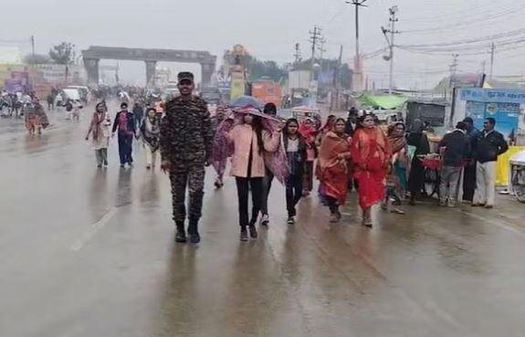 महाकुंभ क्षेत्र में बूंदाबांदी के बीच भी संगम की ओर बढ़ते श्रद्धालु