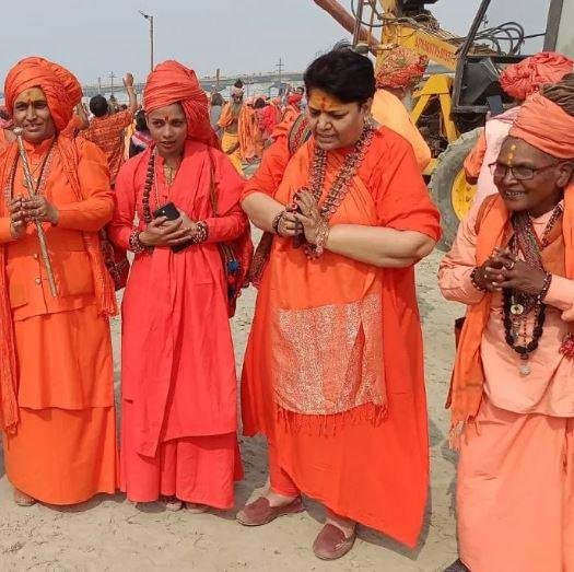 महाकुंभ 2025 में पहुंची साध्वियां। 