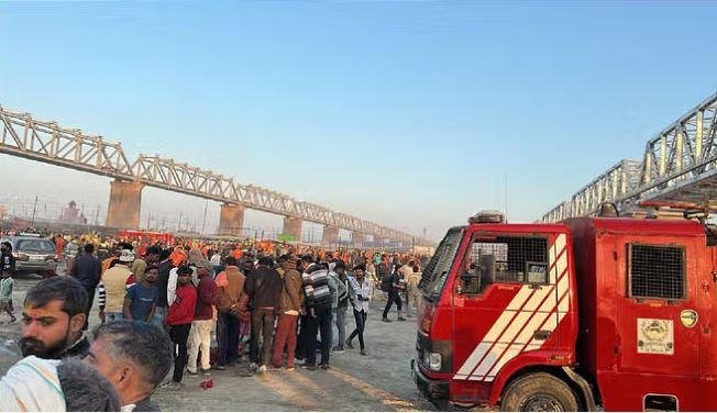 महाकुंभ 2025 में लगी आग की CM Yogi के निर्देश पर मजिस्ट्रेटी जांच शुरू, दोबारा बनेंगे खाक हुए शिविर 10 22Scope News महाकुंभ मेला में रविवार को लगी आग के पूरी तरह बुझने के बाद का नजारा।