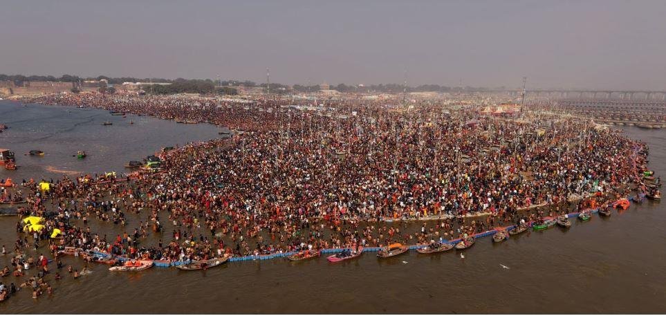 महाकुंभ में संगम स्नान के लिए उमड़े श्रद्धालुओं की भारी भीड़ का विहंगम दृश्य।