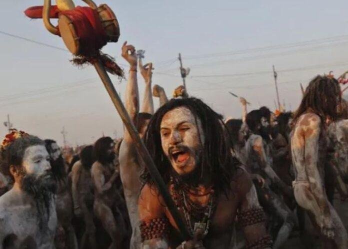 महाकुंभ में नागा साधुओं का जत्था