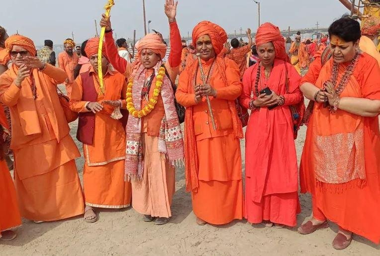 महाकुंभ 2025 में पहुंची साध्वियां। 