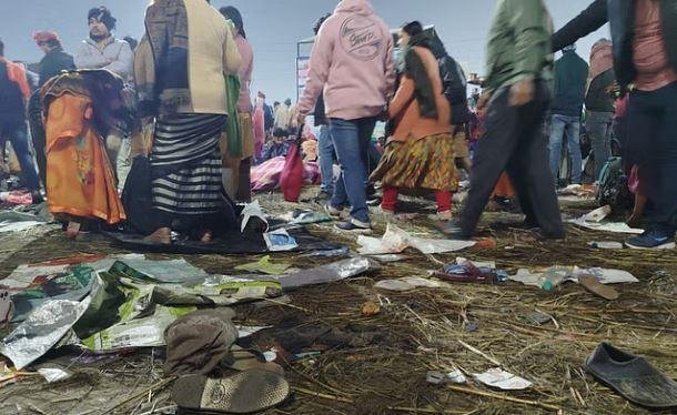 महाकुंभ में भगदड़ की दास्तां बयां करती तस्वीर।