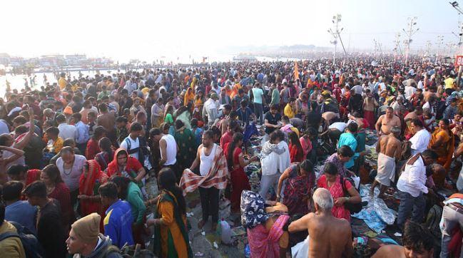 महाकुंभ में भगदड़ हादसे पर संसद परिसर में बोले अखिलेश यादव - Yogi सरकार जा चुकी है, मौतों को छुपा रही... महाकुंभ 2025 में शुुक्रवार को संगम त्रिवेणी मेंं स्नान को उमड़े श्रद्धालु।