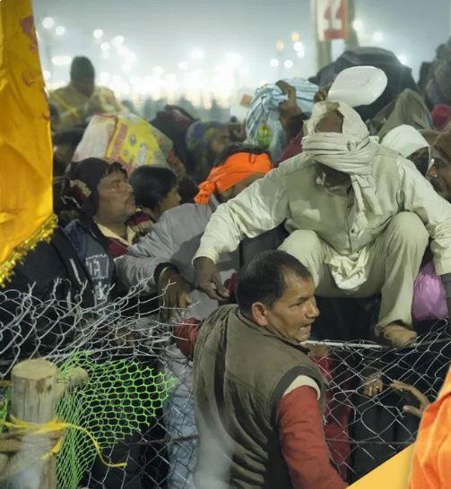 महाकुंभ में भगदड़ हादसे पर राष्ट्रपति और रक्षा मंत्री ने जताया दुख, अखिलेश यादव ने योगी सरकार पर साधा निशाना़ महाकुंभ में मौनी अमावस्या के तड़के महाकुंभ में मचे भगदड़ का दृश्य