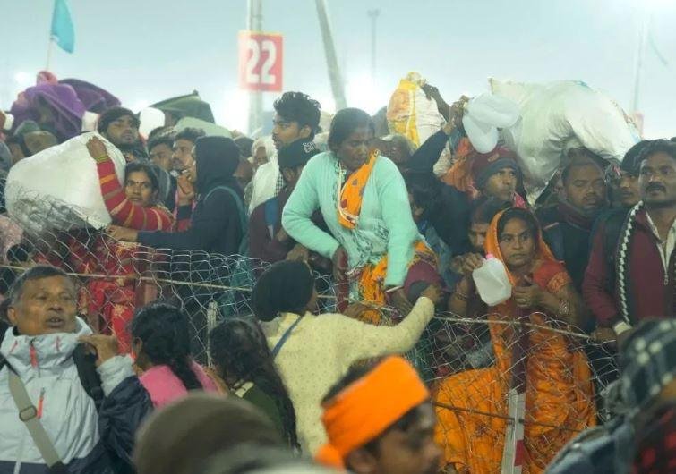 महाकुंभ में भगदड़ हादसे के कुछ सच अभी सामने आने बाकी...? महाकुंभ में भगदड़ के दौरान के हालात और लोगों के चेहरे पर दशहत को बयां करती तस्वीर।
