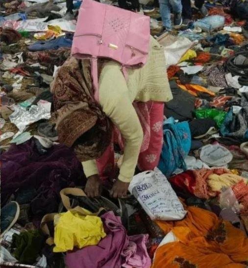 महाकुंभ में भगदड़ के बिखरे मलबे में अपनों को तलाशती महिला श्रद्धालु