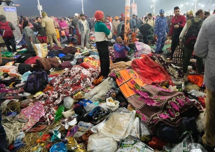 महाकुंभ में मची भगदड़ के बाद संगम क्षेत्र पर बिखरे पड़े श्रद्धालुओं के सामान और गट्ठर।