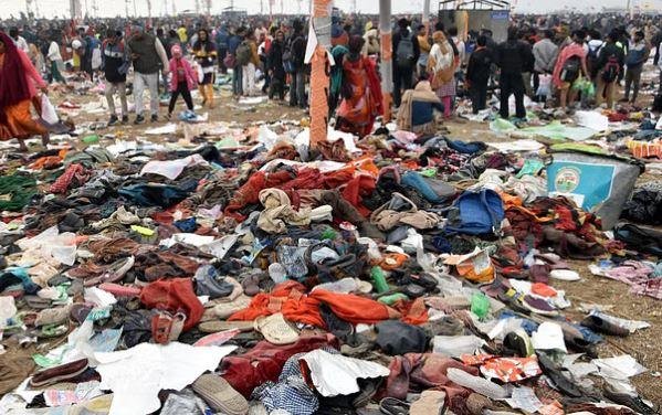 महाकुंभ में भगदड़ हादसे के बाद अब फिर लगी भीषण आग, कई टेंट जले, कोई हताहत नहीं महाकुंभ में मौनी अमावस्या पर मची भगदड़ की भयावहता को बयां करती तस्वीर।