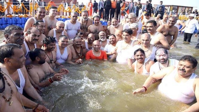 NCR की तर्ज पर वाराणसी और प्रयागराज-चित्रकूट में बनेंगे दो नये विकास क्षेत्र महाकुंभ में बुधवार को यूपी कैबिनेट के साथ संगम में स्नान करते सीएम योगी आदित्यनाथ।