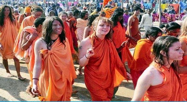 महाकुंभ 2025 में पहुंचे हैं विदेशों से भी साधु - सन्यासी