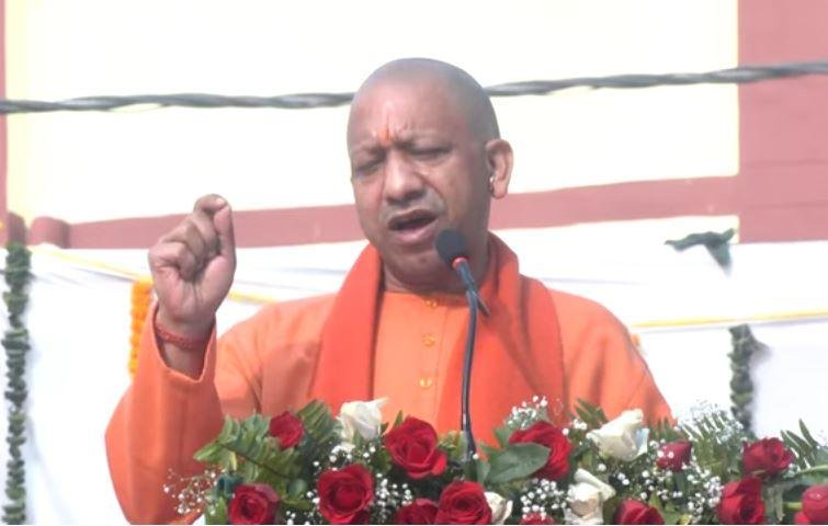 महाकुंभ 2025 के शुभारंभ से पहले शुक्रवार को प्रयागराज में सीएम योगी आदित्यनाथ का अंदाज।