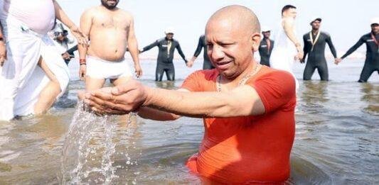 महाकुंभ में बुधवार दोपहर सीएम योगी ने लगाई डुबकी