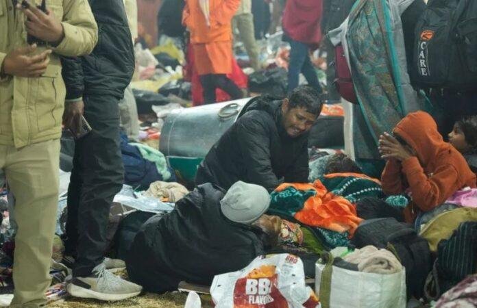 महाकुंभ में हुए भगदड़ के दौरान की व्यथा को बयां करती तस्वीर। महाकुंभ में मौनी अमावस्या पर मची भगदड़ के हालात को बयां करती तस्वीर।