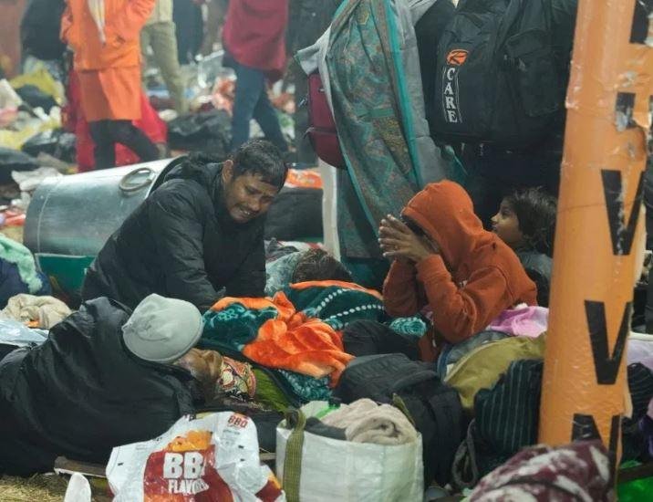महाकुंभ में भगदड़ हादसे के बाद अखाड़ों का स्नान शुरू, अपराह्न 2 बजे तक 5.04 करोड़ श्रद्धालुओं ने लगाई डुबकी महाकुंभ हादसे के बाद बिछड़े परिवारीजनों के लिए बिलखते श्रद्धालु