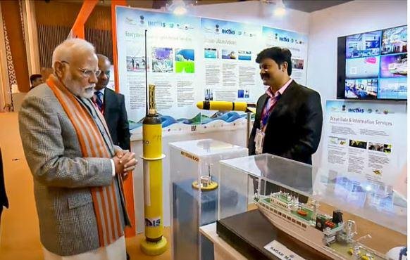 'मिशन मौसम' का शुभारंभ कर बोले PM Modi - भूकंप की चेतावनी देने वाला तंत्र विकसित करें वैज्ञानिक | 22Scope News मौसम विज्ञानियों के कार्यक्रम में एक स्टॉल पर पीएम मोदी