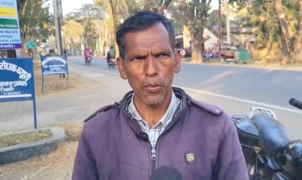 Hazaribagh : घूस लेते रंगेहाथ धराया पंचायत सचिव, ACB की बड़ी कार्रवाई... Hazaribagh : मामले की जानकारी देता भुक्तभोगी