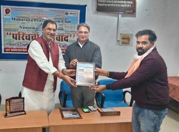 महात्मा गांधी काशी विद्यापीठ में प्रतिभागी युवाओं को सम्मानित करते समालोचक रत्नाकर त्रिपाठी। 