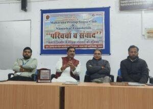 महात्मा गांधी काशी विद्यापीठ में युवाओं से समसामयिक राजनीति पर परिचर्चा करते समालोचक रत्नाकर त्रिपाठी। 
