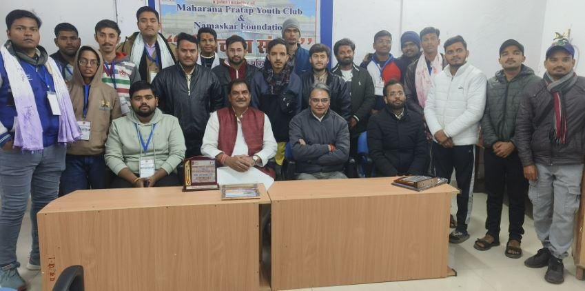 महात्मा गांधी काशी विद्यापीठ में प्रतिभागी युवाओं के साथ समालोचक रत्नाकर त्रिपाठी। 