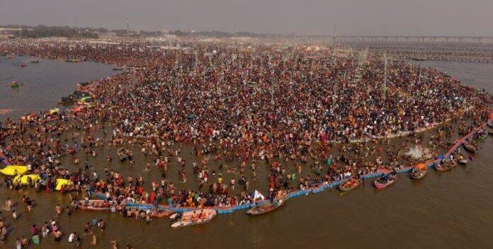 महाकुंभ में संगम स्नान के लिए उमड़े श्रद्धालुओं की भारी भीड़ का विहंगम दृश्य।