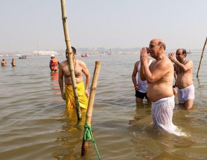 महाकुंभ में डुबकी लगाने के बाद पूजन मुद्रा में रक्षा मंत्री राजनाथ सिंह